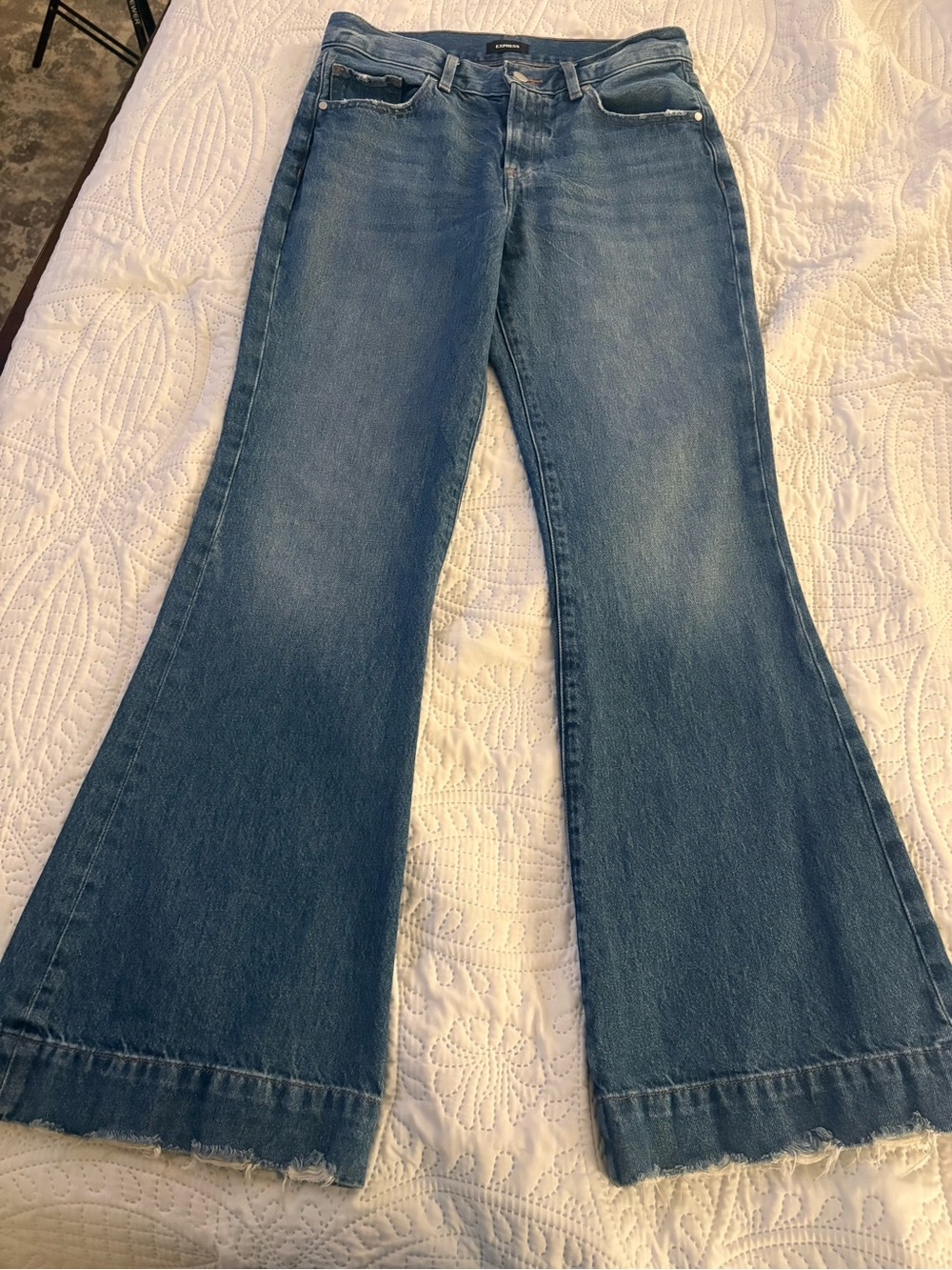 Express ’70s Flare Mid Rise Jeans 4R Medium Wash Raw Hem 100% Cotton Boho - Picture 2 of 10